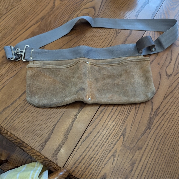 Tool Belt. 2 pockets. And loop for hammer. Leather with Nylon belt. - Picture 4 of 5